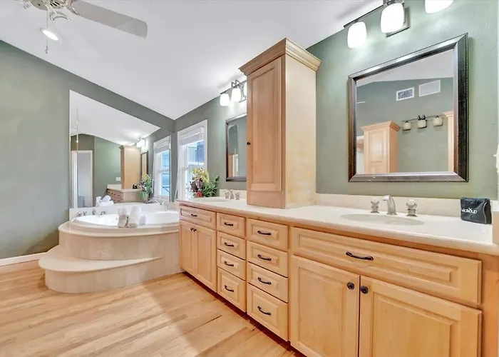Stones Throw Beachfront Premier #4 Views Apartment