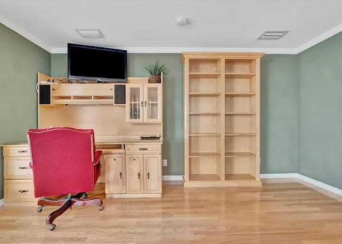 Stones Throw Beachfront Premier #4 Views Apartment