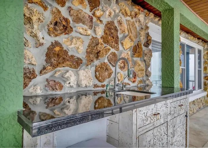 Stones Throw Beachfront Premier #4 Views Apartment *