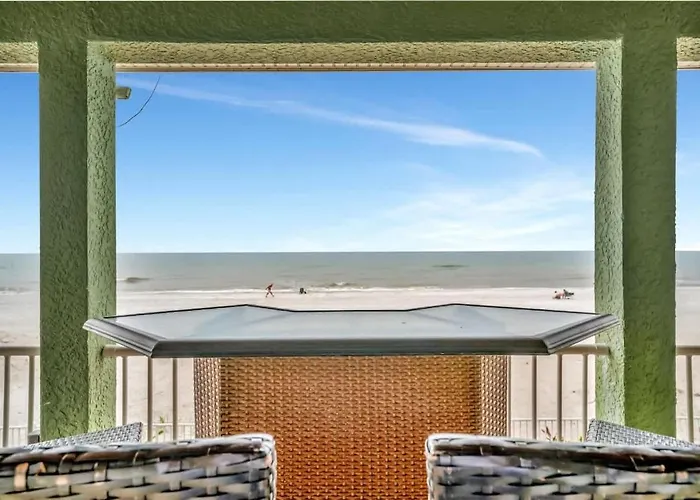 Stones Throw Beachfront Premier #4 Views Apartment