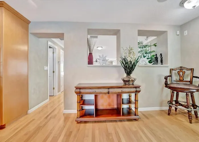 Stones Throw Beachfront Premier #4 Views Apartment