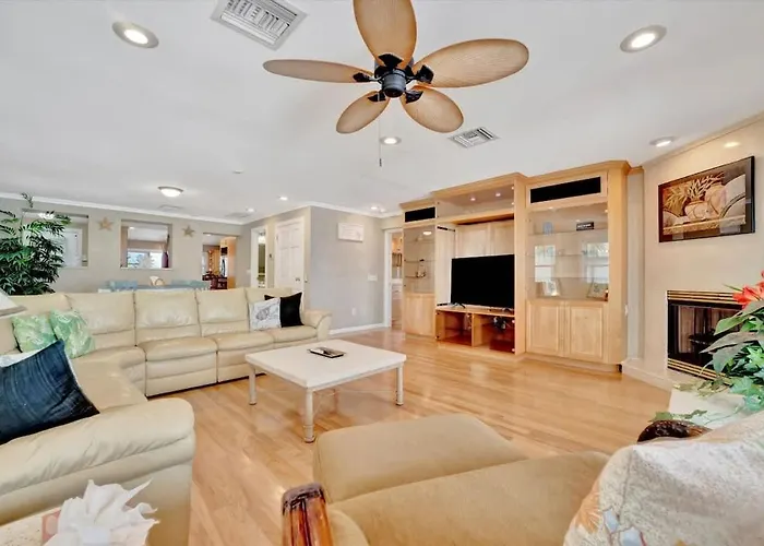 Stones Throw Beachfront Premier #4 Views Apartment *