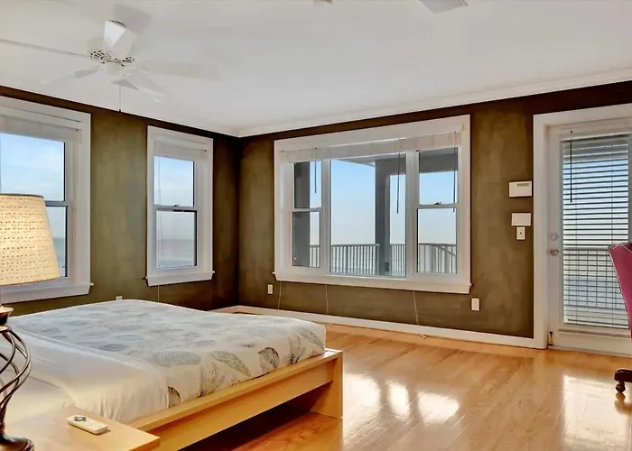 Stones Throw Beachfront Premier #4 Views Apartment