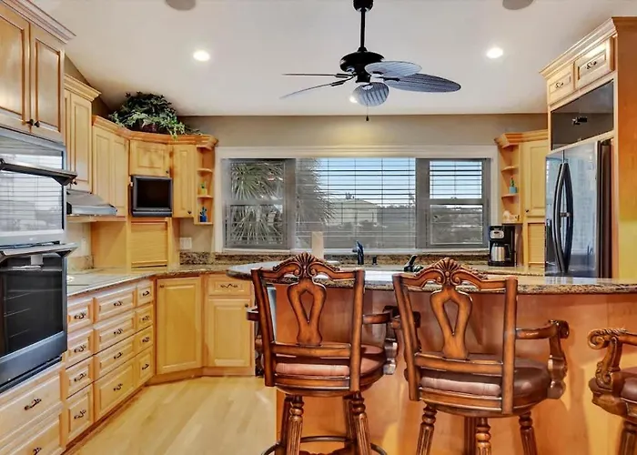 Stones Throw Beachfront Premier #4 Views Apartment