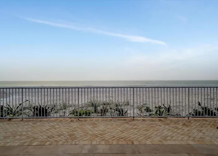 Stones Throw Beachfront Premier #4 Views Apartment *